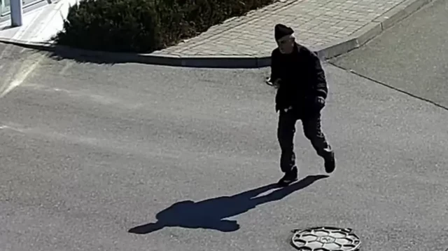 Видеодо жарадар болгон Леонид Пляц көзөмөл-өткөрүү пунктунда кантип жашынууга аракет кылганын көрүүгө болот