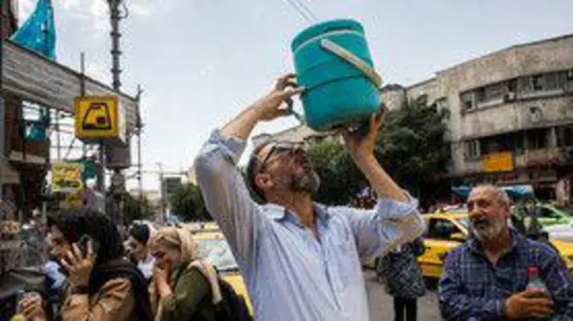 با تداوم گرمای بی‌سابقه در ایران ۱۲ استان تعطیل شد.