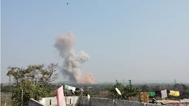 भंडाऱ्यातील ऑर्डनन्स फॅक्टरीमध्ये स्फोट झाला आहे.