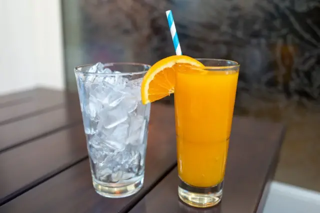 Стакан із льодом і соком