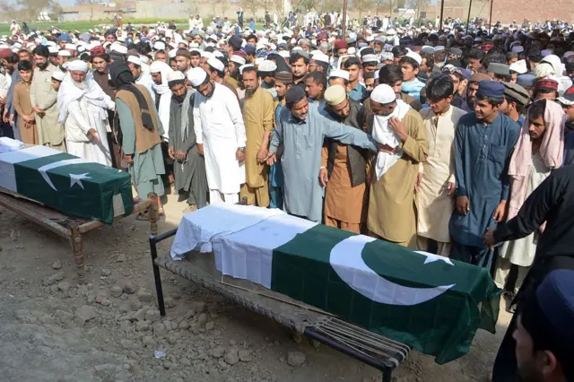 Прощання із поліцейськими, які загинули внаслідок нападів бойовиків у Банну, провінція Хайбер-Пахтунхва в Пакистані, 26 лютого 2026 року.
