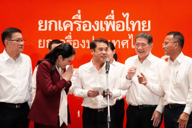 หัวหน้าพรรค พท.​ และแกนนำ โดยมี สุริยะ ภูมิธรรม สมศักดิ์ ร่วมแถลงข่าวด้วย 