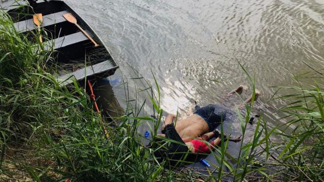 Los cuerpos que flotan en el río son los de Óscar Martínez Ramírez.