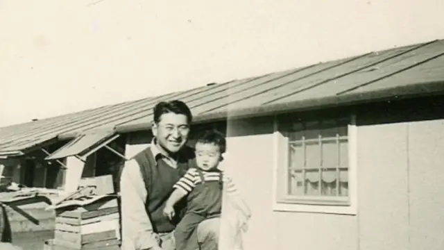 El actual congresista Mike Honda y su padre en un campo de internamiento en Colorado.