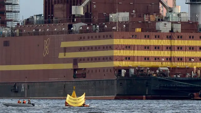 'अकाडेमिक लोमोनोसोव'