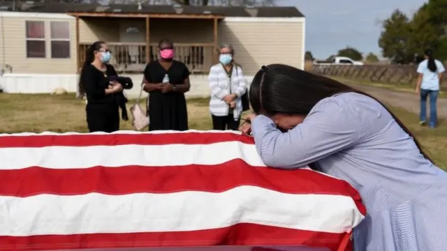 ብኮሮናቫይረስ ዝሞተ ኣባል ስድርኦም ዝሰናበቱ ዘለው ሰባት