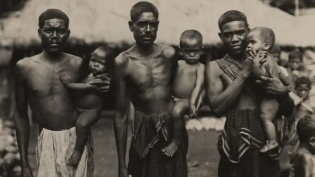 Pria dengan anak mereka di Loka dekat Kiwangona di Pulau Adonara