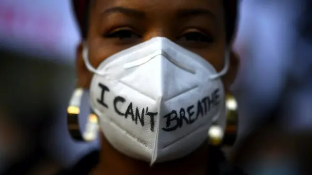 Маска з написом "Я не можу дихати" на обличчі учасниці маршу Black Lives Matter, Мадрид, 7 червня 2020 року