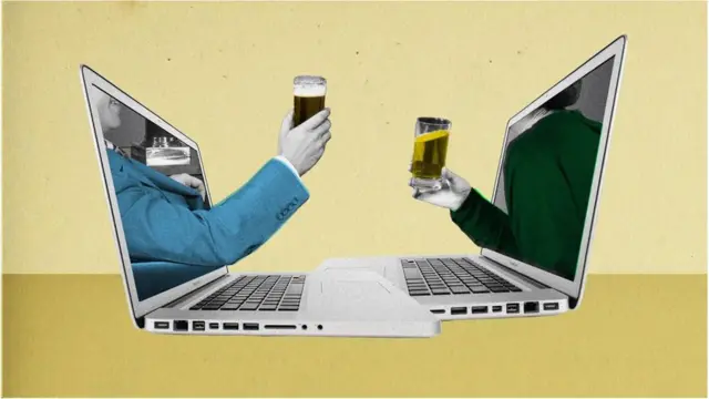 手提電腦、手與啤酒杯