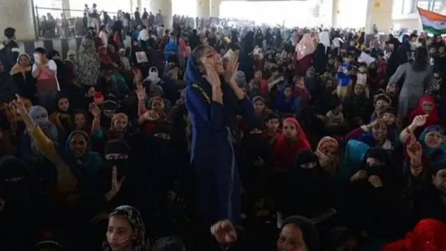 23 फरवरी दोपहर को मेट्रो स्टेशन के नीचे बैठी महिलाएं