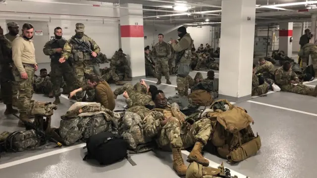 ኣብ ጋራዥ ዝደቀሱ ወተሃደራት