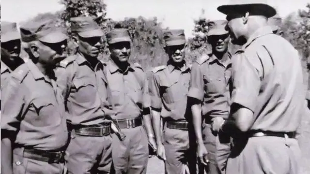 કમાન્ડ હેઠળના સૈનિકોના ખબરઅંતર પૂછી રહેલા જનરલ સગતસિંહની તસવીર