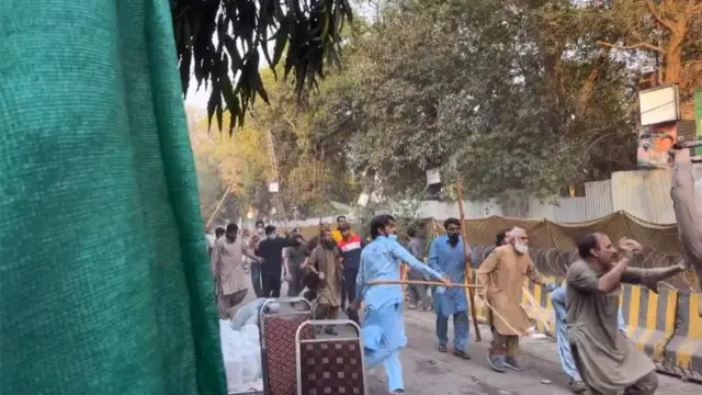 पुलिस पर पत्थरबाज़ी करते इमरान ख़ान की पार्टी के कार्यकर्ता