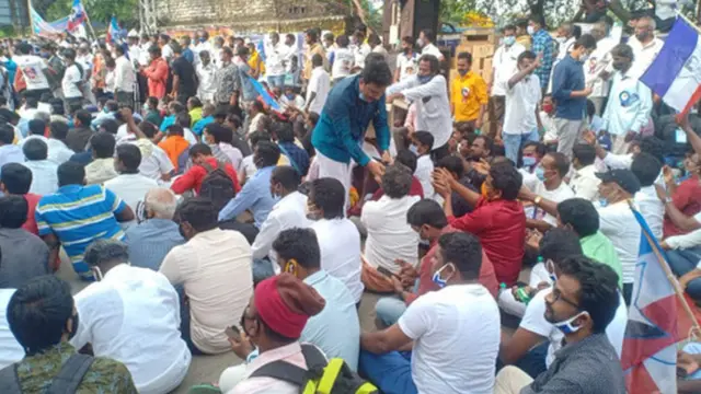 ரஜினிகாந்த் அரசியலுக்கு வர வலியுறுத்தி சென்னையில் ரசிகர்கள் ஆர்ப்பாட்டம்