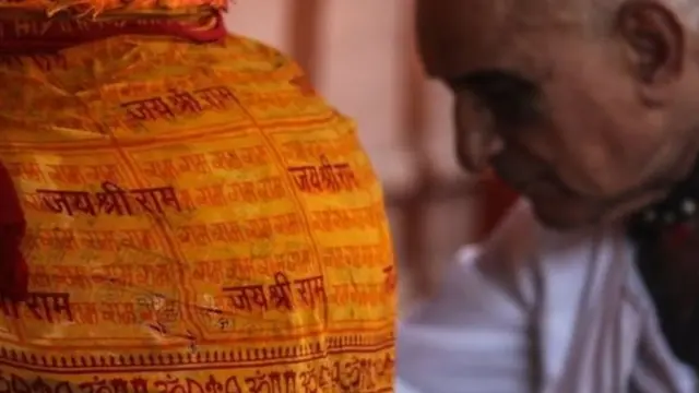 વ્યક્તિ અને શ્રીરામ લખેલ વસ્ત્રની તસવીર