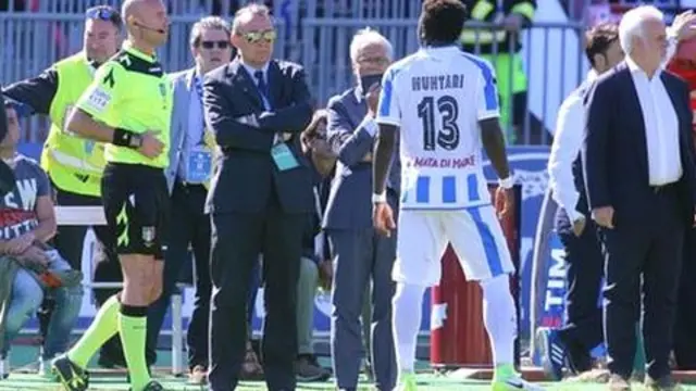 Sulley Muntari abwira amagambo umusifuzi mu mukino ikipe ye ya Pescara yatsinzwe na Cagliari