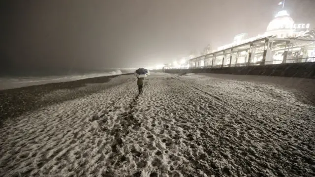 フランス南部ニースの海岸は雪で覆われた(先月28日)