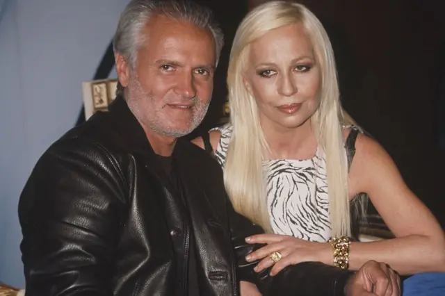 Gianni y Donatella Versace.