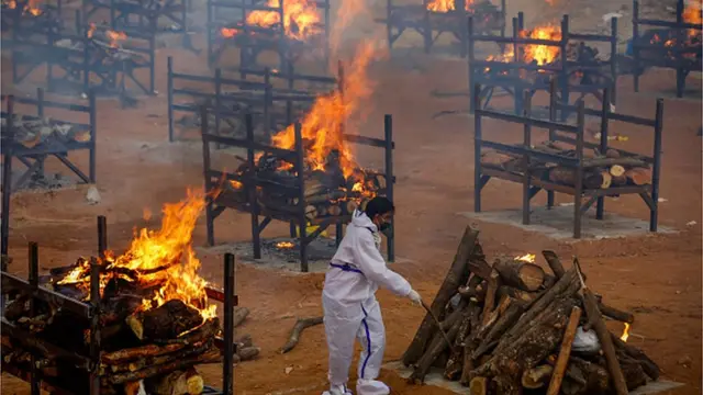 కోవిడ్ మృతులకు అంత్యక్రియలు