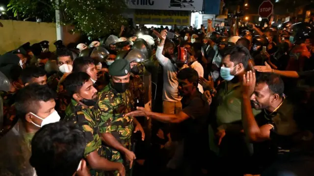 இலங்கையில் ஜனாதிபதி வீட்டின் முன் நள்ளிரவில் வெடித்த வன்முறை