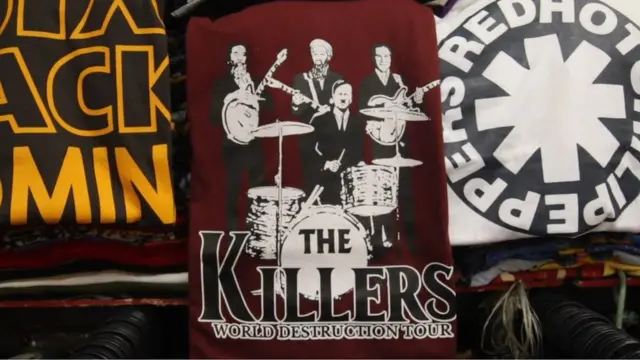 ฮิตเลอร์ เป็นมือกลองบนเสื้อยืด