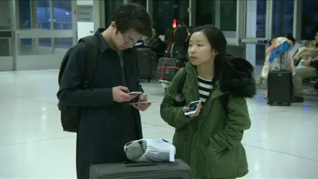 中国東方航空は全ての乗客が12日の別の便に振り替えられると話した