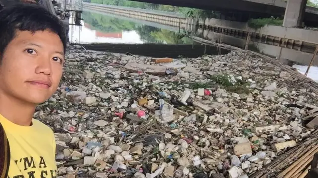 วรวัฒน สภาวสุ อาสาสมัครขจัดขยะ ถ่ายรูปกับขยะมหาศาลที่ชุมชนบึงพระราม 9 เมื่อวันที่ 7 ต.ค. 2561