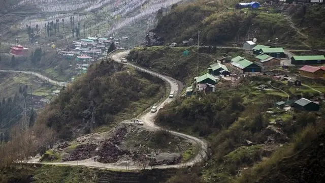 இமயமலையில், இந்தியா - சீனா இடையே உள்ள நாது லா கணவாய். முந்தைய பட்டுப்பாதையின் அங்கமாக விளங்கியது.