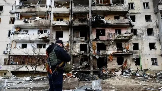 Prédio residencial destruído na capital ucraniana, Kiev