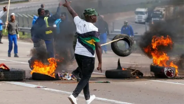 Supporters of former South African President Jacob Zuma block di freeway with burning tyres for one protest inside Peacevale, South Africa, July 9, 2021