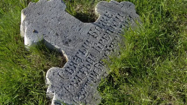 Козацький хрест на цвинтарі при в'їзді в місто Берислав