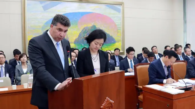 지난해 10월 카허 카젬 한국지엠 사장이 국정감사에서 답변하고 있다.