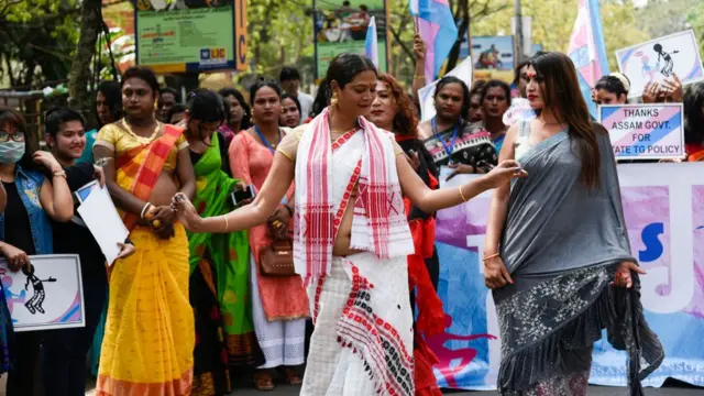 Des partisans et des membres de la communauté transgenre participent à une parade de la fierté à Guwahati, Assam, Inde, le dimanche 8 mars 2020.