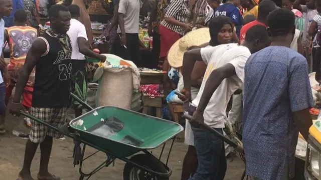 Pesin dey push wheel barrow