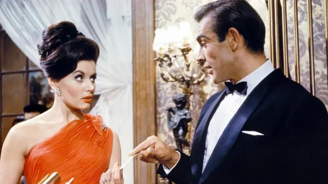 لم يرد ذكر عصابة "سبكتر" ولا البطل الشرير إرنست ستافرو بلوفلد قبل سيناريو "كرة الرعد" لماكلوري في الخمسينيات