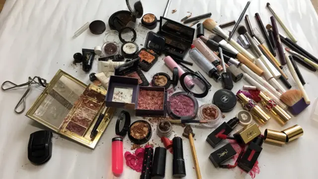 한 여성은 '탈코르셋' 운동에 동참하며 사용하던 화장품을 모두 폐기했다