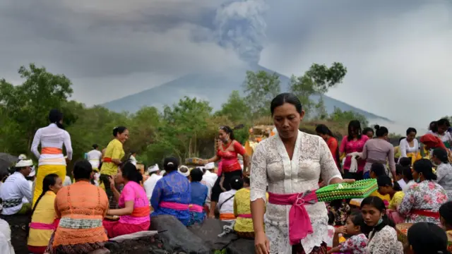Yanardağ çevresinde 10 kilometre çapında bir tahliye alanı oluşturuldu.