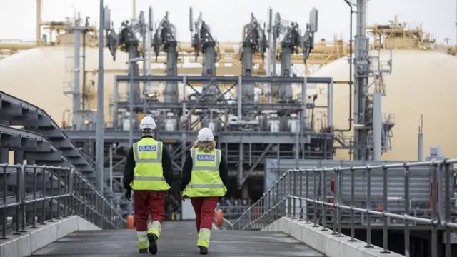 Dos trabajadores junto al buque tanque Gallina