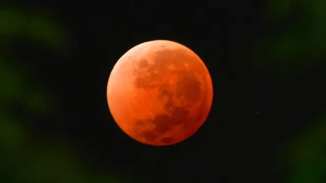 Lua vermelha fotografada no Uruguai