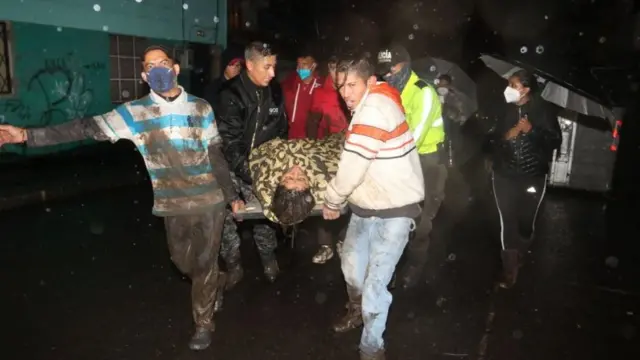 Un grupo de hombres traslada a un herido