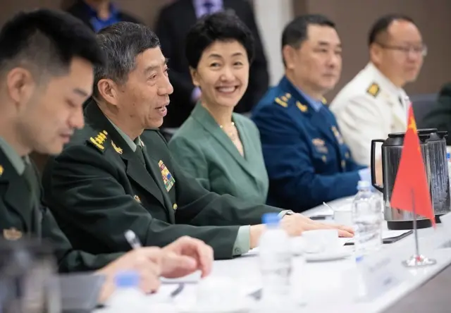 中國國務委員兼國防部長李尚福上將（左二）周四與新加坡國防部長黃永宏舉行會談。