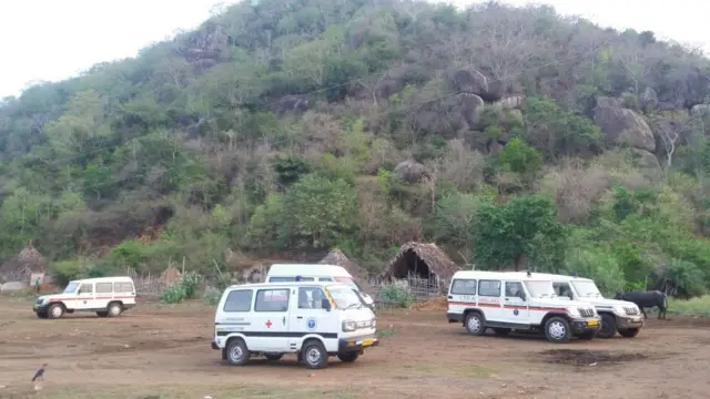 బాధితులను తీసుకెళ్లేందుకు వస్తున్న అంబులెన్స్‌లు