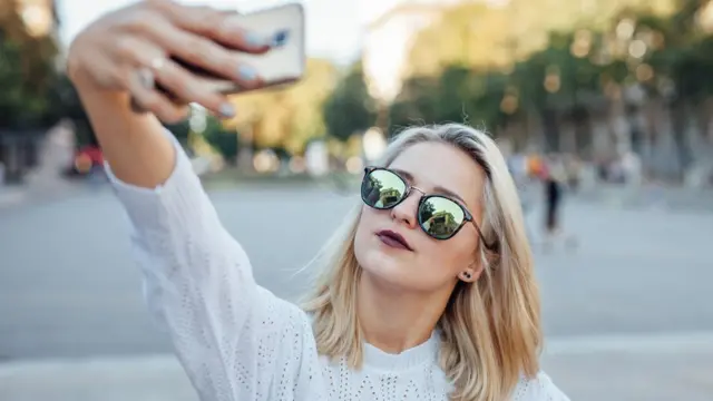 Chica joven tomándose un selfie.