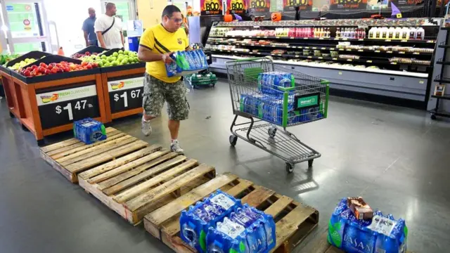 На случай длительного отключения электричества в доме рекомендуется иметь двухнедельный запас воды в бутылках