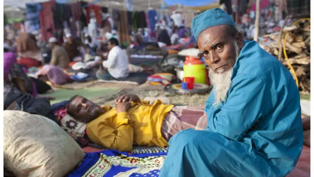 বাংলাদেশের নানা প্রান্ত থেকে লাখ লাখ মানুষ যোগ দেন ইজতেমায়