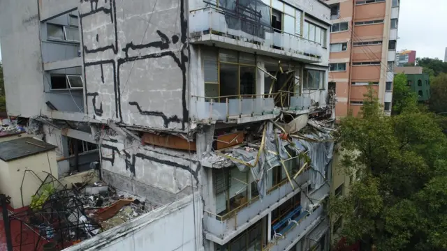 Un edificio destrozado por el terremoto del 19 de septiembre Foto: Santiago Arau