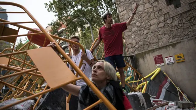 Сторонники ферендума строят баррикаду