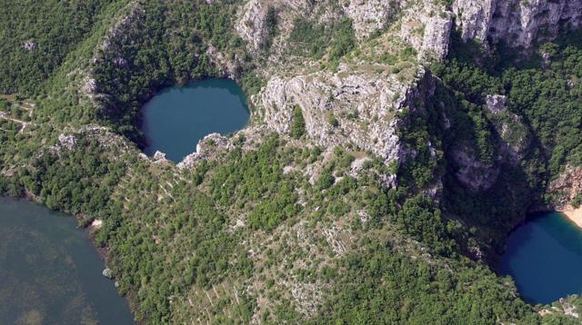تشكلت بحيرات إيموتسكي الكارستية الشهيرة من انهيار كهف ما قبل التاريخ