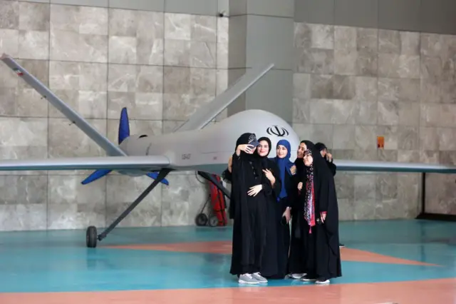 Một nhóm phụ nữ chụp hình trước một máy bay không người lái của Iran được trưng bày tại Tehran vào tháng 10/2024
