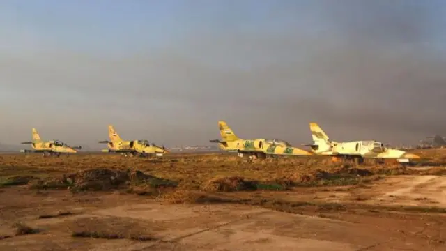 या फोटोत सीरियाच्या उत्तरेकडील अलेप्पो शहरातील नैराब एअरपोर्टवर उभे असलेले लढाऊ विमानं दिसत आहेत.